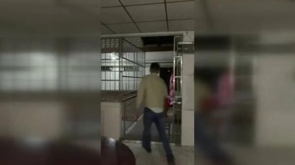 发现|女子凌晨发现床底有人 对方下跪求原谅:喜欢你很久了