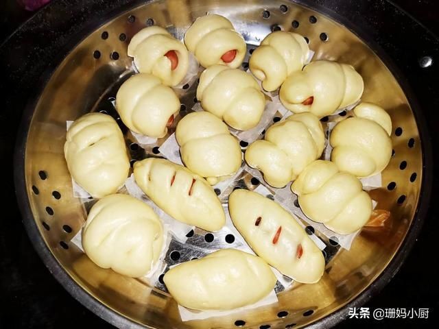  圆润|香肠包的做法，发好面卷上香肠，蒸锅一蒸，圆润可爱，当早餐正好