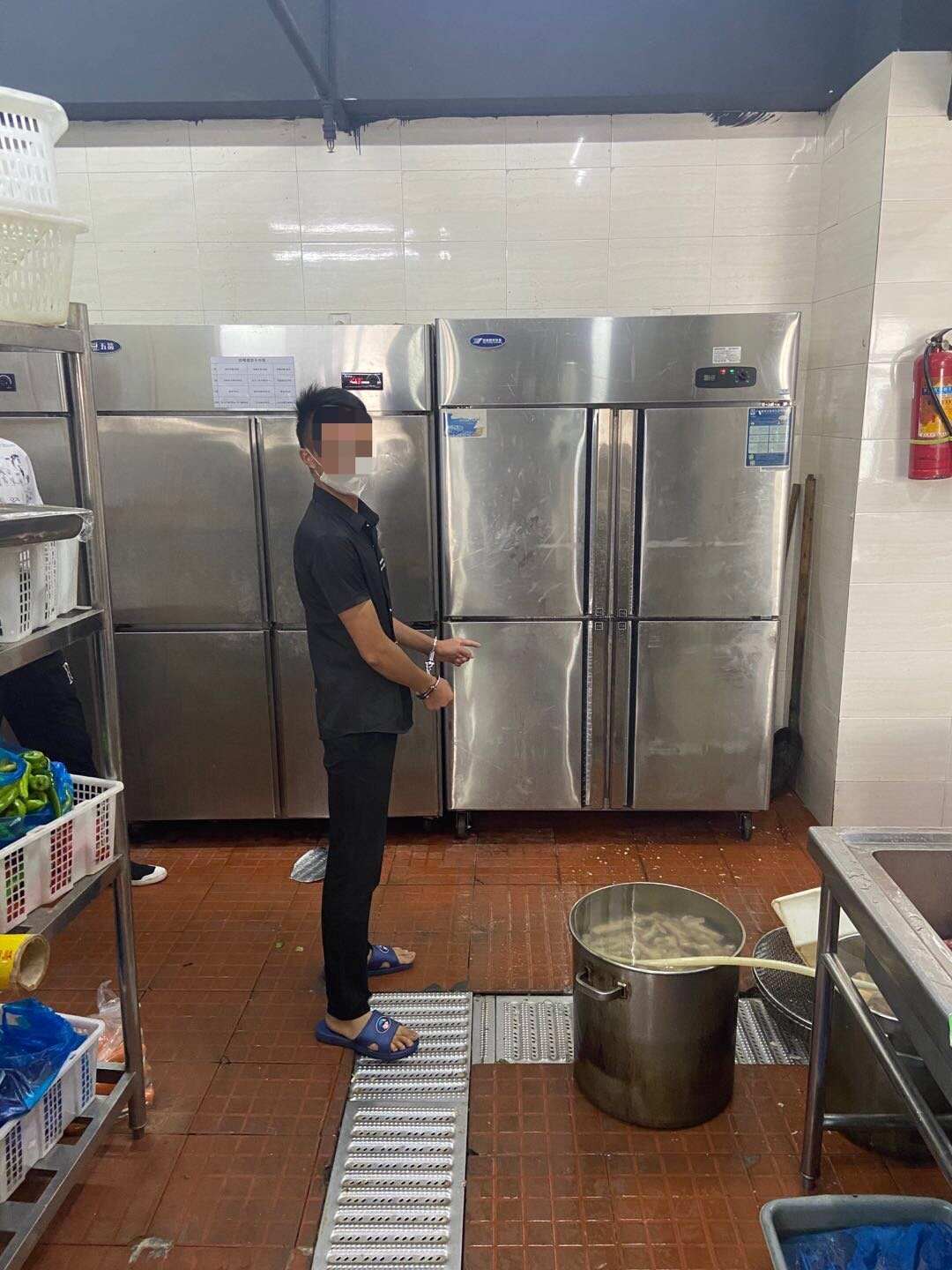  煎起|目瞪口呆！乐清一小偷深夜溜进牛排店煎起牛排，吃完还不忘洗碗整理厨房…