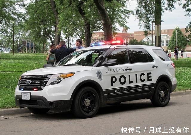  SUV|撞上同行？美偷车贼盗SUV疯狂逃避警车，竟与另一被盗车辆相撞
