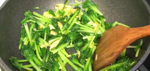  发黑|不管炒什么青菜，直接下锅是错的，教你3个技巧，青菜翠绿不发黑