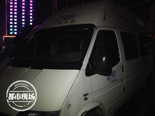  司机|天气炎热，司机给车窗留条缝，结果爬进去了一个活人！