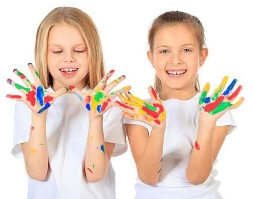 坐姿|地铁上乘客直竖起大拇指,姐弟俩的坐姿引热议