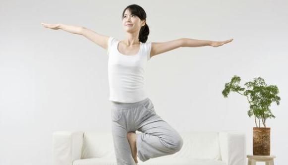 靠墙|女性坚持睡前“靠墙抬腿”,不出一个月,身体会发生4个惊喜变化