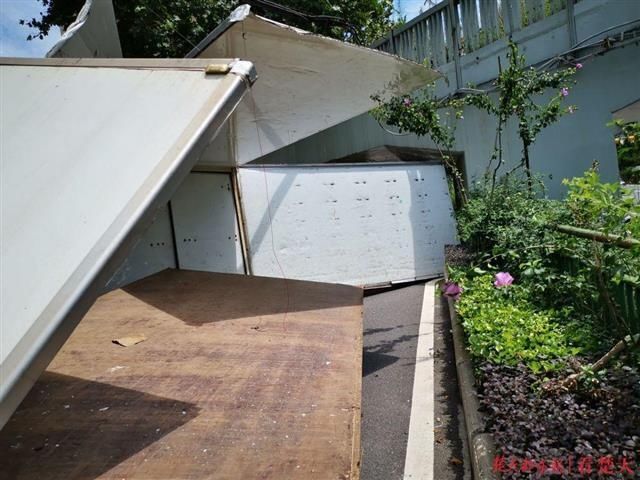  厢式|?厢式货车误闯限高路段，车厢被撕裂开