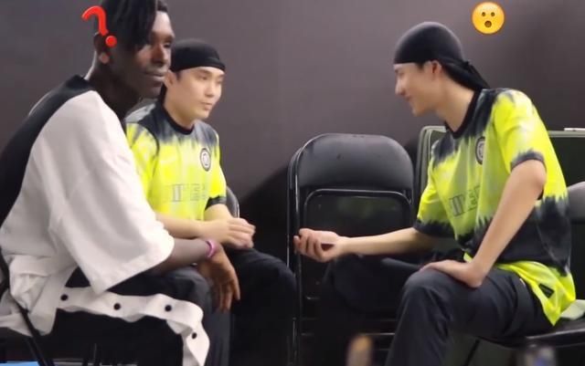  翻车|王一博秀魔术连续翻车，但布布过于捧场，黑人问号脸绝了