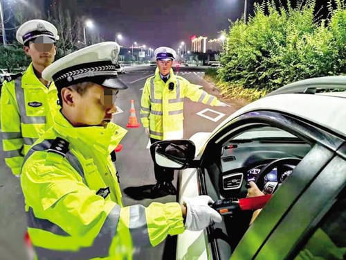  男子|男子为躲避酒精检测，连喝5瓶矿泉水，交警无语：这有用吗？