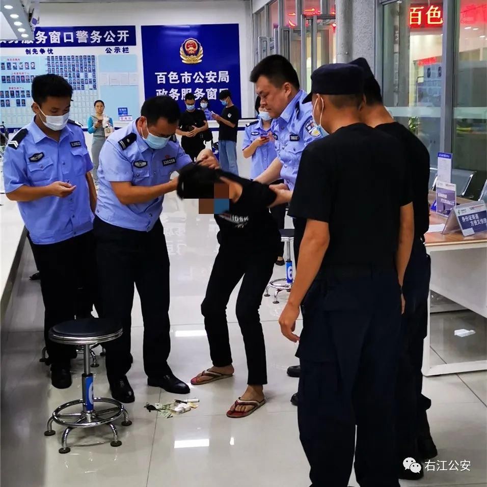 大厅|百色政务大厅网逃人员补办身份证，被直接按倒在地上