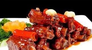  亲自|一家人在家里聚餐，亲自下厨做几道下饭菜，做法简单又美味