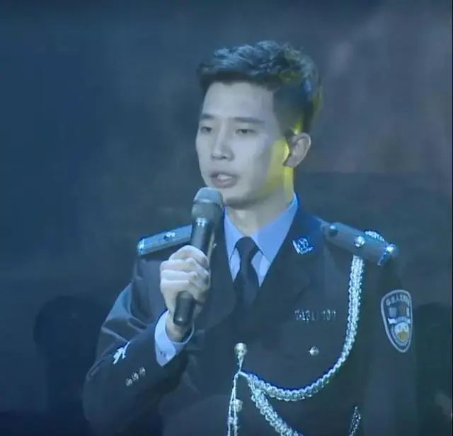  民警|全国网友都在找他！浙江94年民警小哥哥“怼人”视频火了：声音好苏，口才一流！
