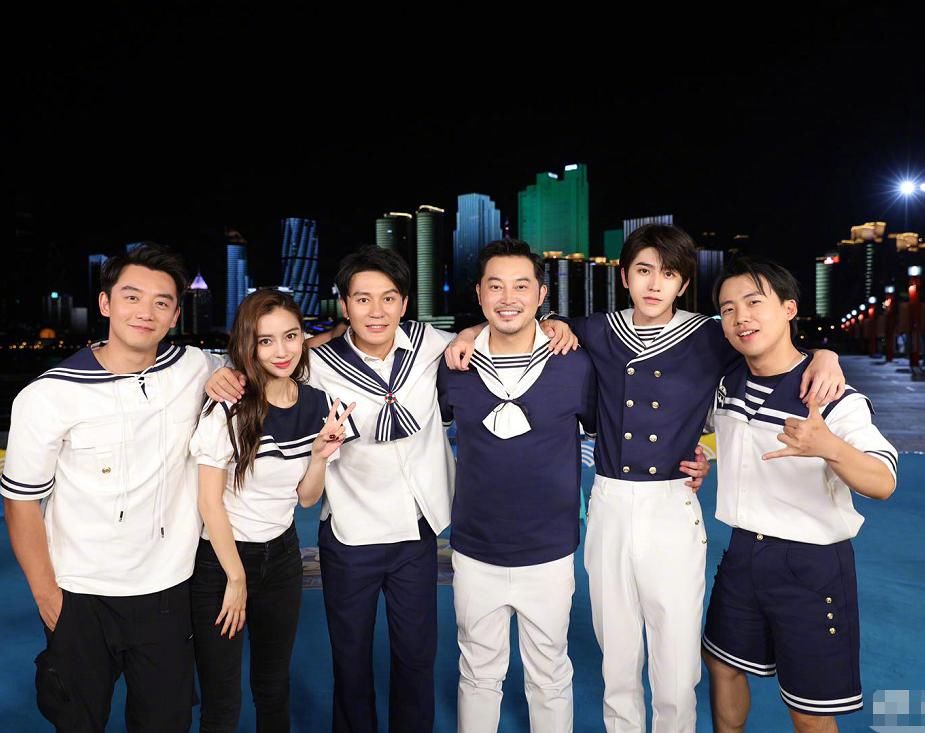  奔跑|《奔跑吧》杀青大合照，baby依旧是团宠，看到蔡徐坤郭麒麟：爱了