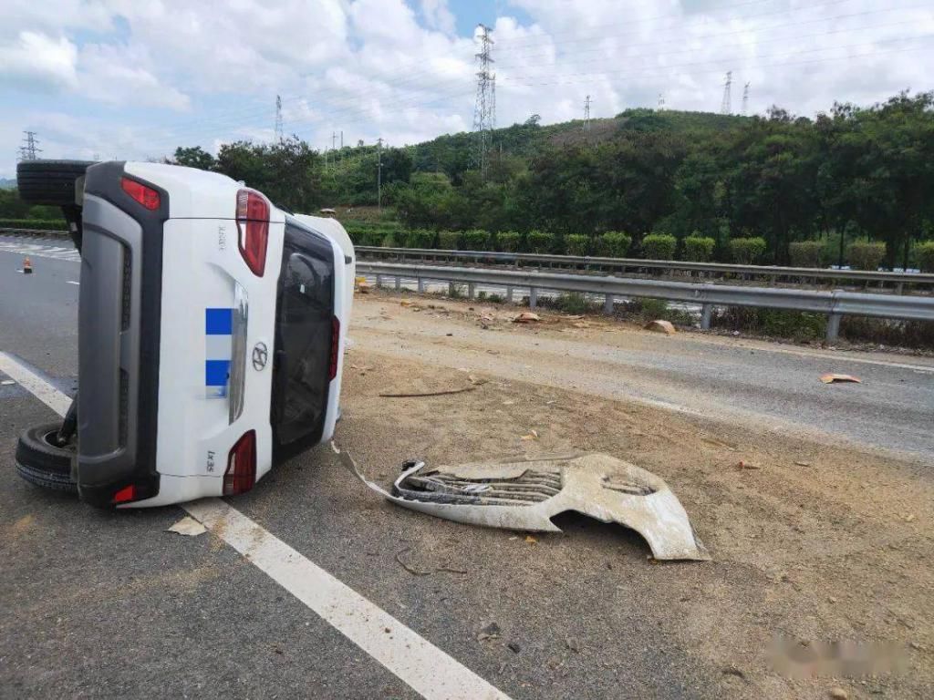  德保|德保往靖西高速岔口，司机看一眼手机，结果出事了.