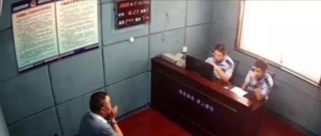  诈骗|60男子诈骗五名女子, 被捕时床上还有一名女子, 女子: 你们凭什么抓他?