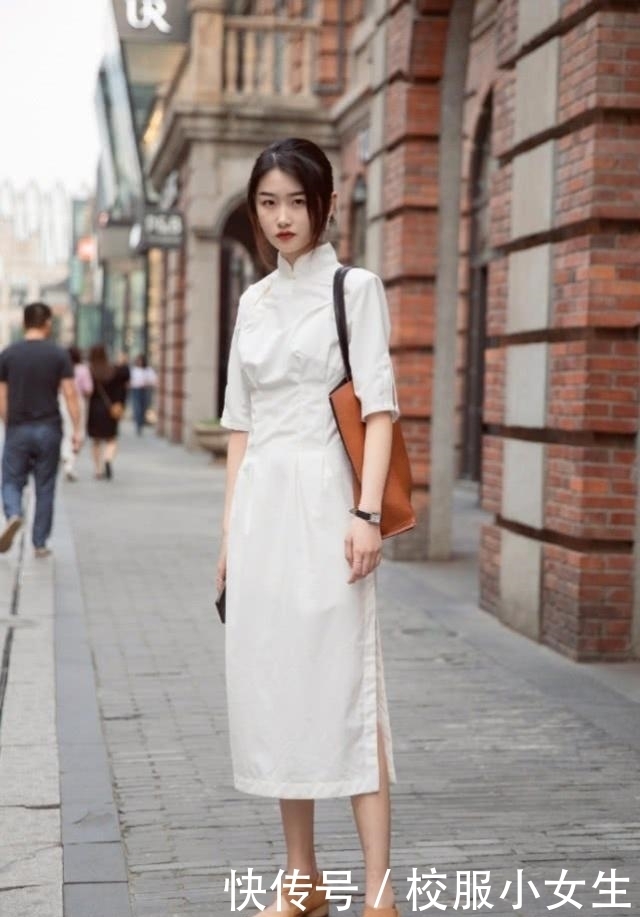 小姐姐|街拍:气质文雅的小姐姐,化了漂亮的妆,浅绿色连衣裙轻盈柔美