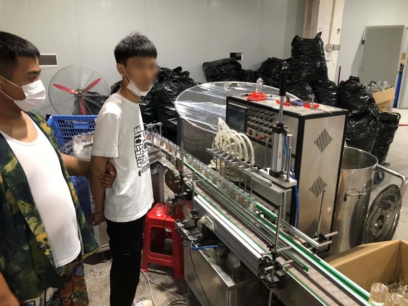 成本|12万支假维秘香水被查:网上自学调配,一支成本十元