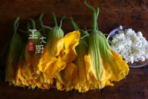  简单|清炒南瓜花，不一样的农家风味，简单又好吃，看一眼就学会