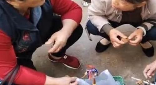 路边|老奶奶路边卖“特色小吃”,路人只看不买,顾客是你们不识货