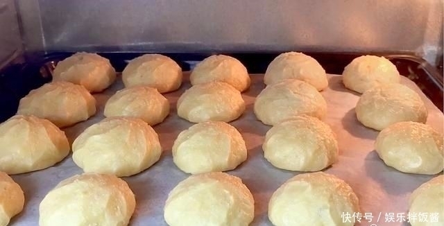  自制|自制甜点香草味泡芙，按步制作比蛋糕简单，零失误操作轻松完成