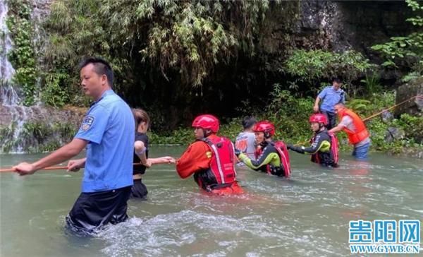 营地|河水暴涨淹没营地，20名驴友被困龙里深山6小时，幸得消防救援