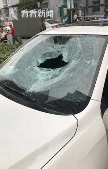 从天而降|冻牛肉从天而降 车玻璃被砸找谁索赔?