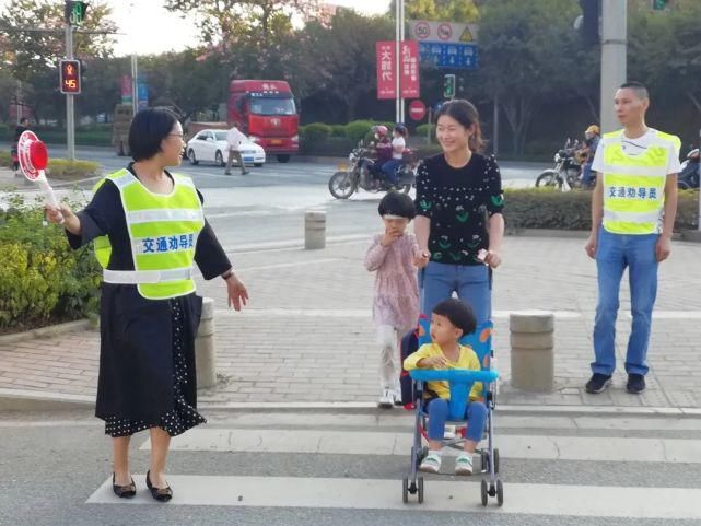 交通劝导|创城进行时 | 新罗曹溪:文明出行 你我参与 细节之处助力创城