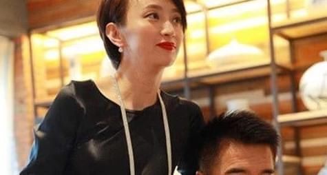 更是|他被称为现代“韦小宝”,娶过4个神仙老婆,儿子更是比老爸帅