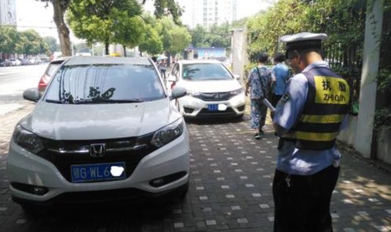  黑色车牌|普拉多违停路边却没有被贴条，交警：不是不想，我是真不敢贴