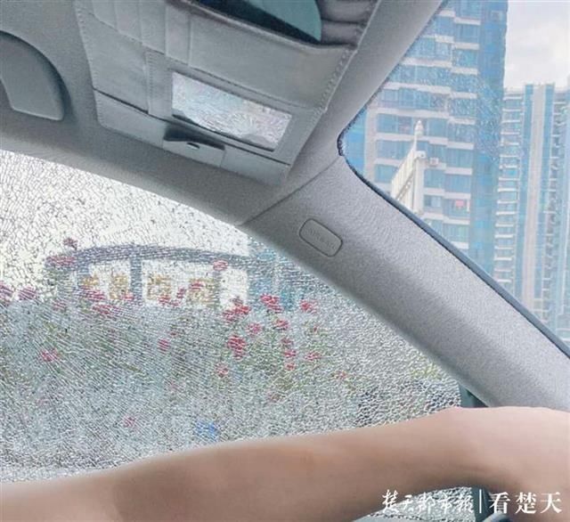  人砸碎|一夜之间，地下停车场内16辆小车被砸车窗