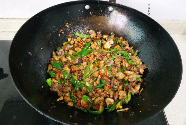  干香|晚餐就做这道辣椒炒鸡，鲜辣开胃，干香下饭，从小到大都吃不腻