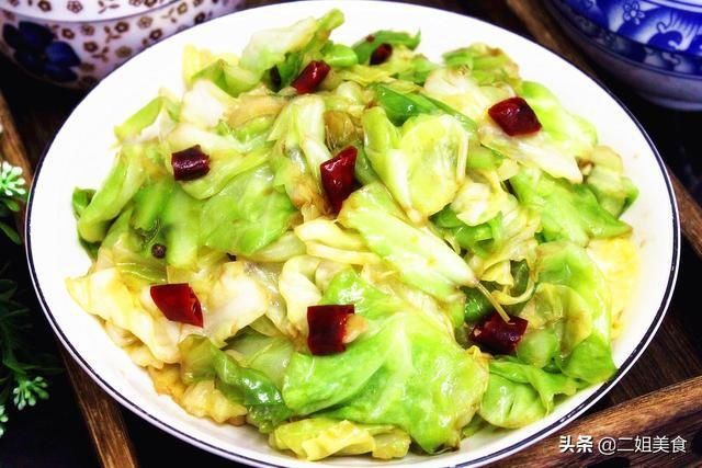 做出来的手撕包菜|做手撕包菜，可不是光炒包菜那么简单，教您一招，包菜脆嫩爽口