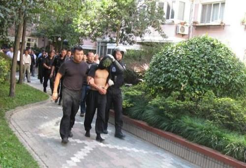母子|男子持刀威胁同居女友母子，扬言要杀了他们，特警入室解救人质