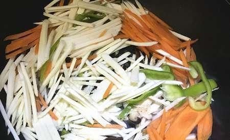 小吃|90后夫妻在英国卖“国产小吃”,每天排长队,老外:晚了吃不到