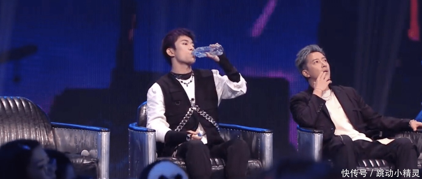 易烊千玺|《街舞3》总决赛易烊千玺坐姿慵懒,粉丝像极了在家看电视的我