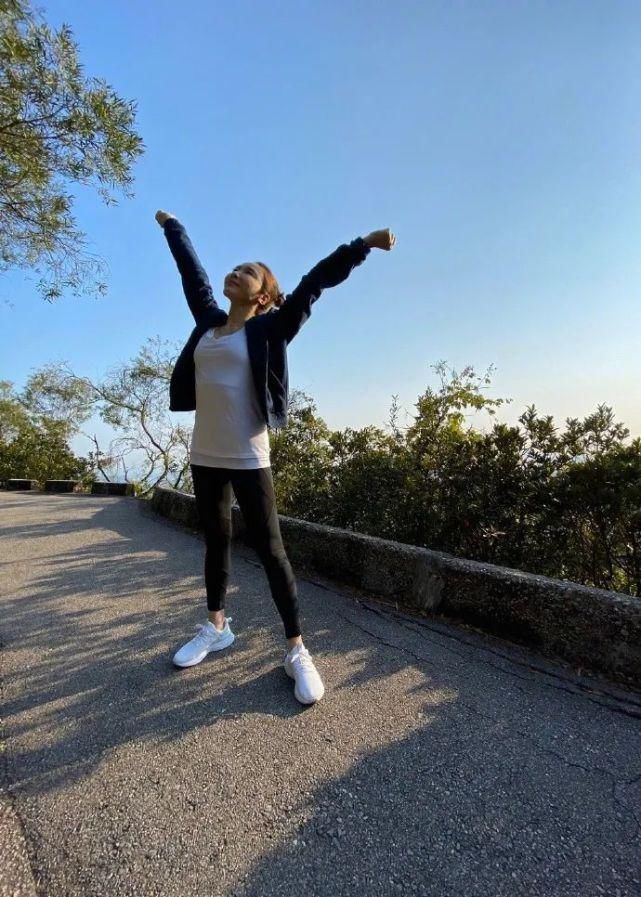  黎姿|48岁黎姿健身照刷屏，网友：自律的人，楚楚动人！