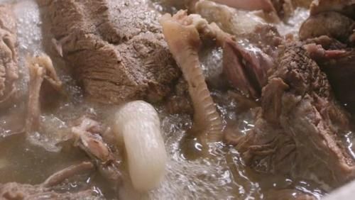  辣子|锅巴配辣子，羊肉拌凉面，不说了开吃吧