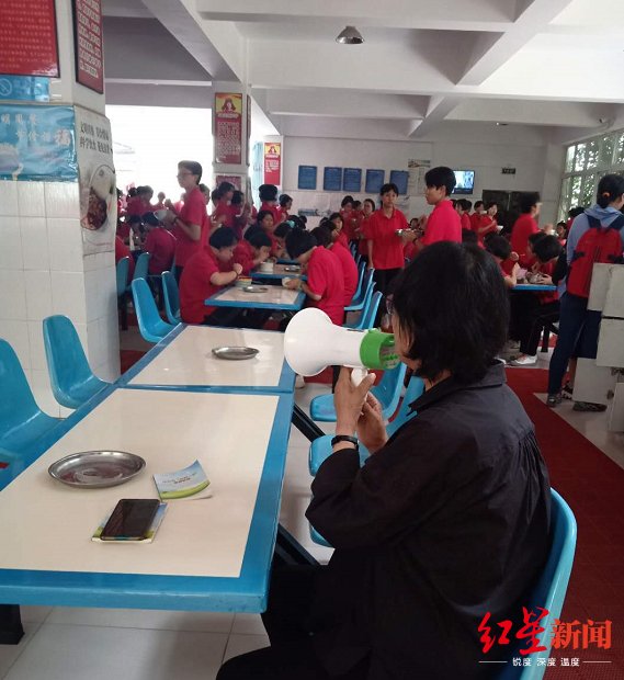  校长|突然成网红的女高校长张桂梅：我对孩子“狠”，只为她们突破成长的坚冰