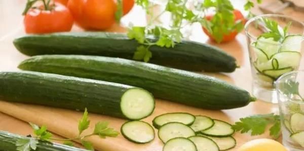 维生素|女性过了30岁，4种食物要多吃，养肝排毒，不妨一试