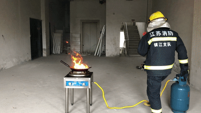 蓝朋友|20万网友围观女子炒菜，为何？