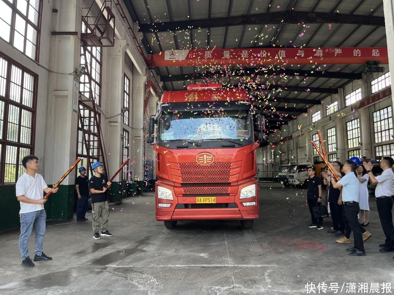 民建省委会牵手会员企业向河北丰宁捐赠混凝土拖泵设备
