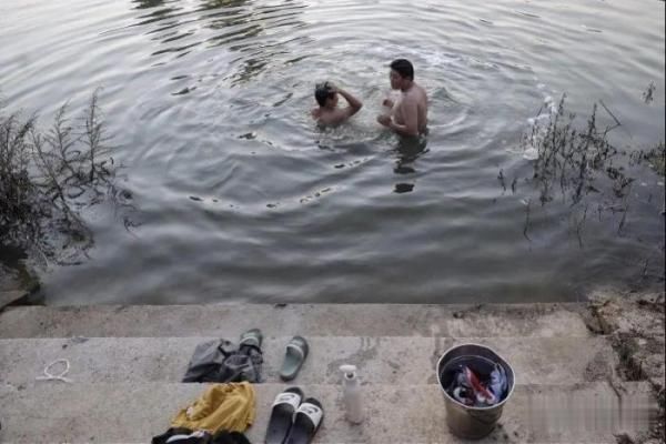 鄱阳县油墩街镇彭家|新房泡在水中，一家三口留住二楼，出入靠划船