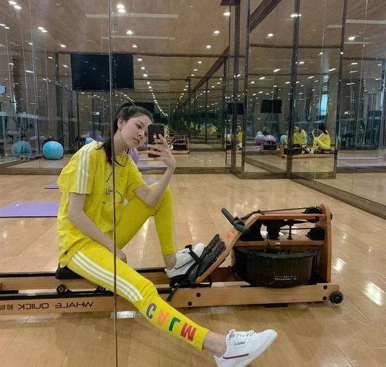 模板|“中国泫雅”火上热搜 宋妍霏才是白富美终极穿搭模板