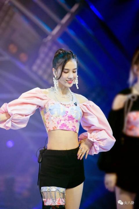  燃爆|黄圣依《浪姐》首秀说唱 公演《我的新衣》燃爆全场