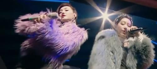  精神焕发|王丽坤换组后精神焕发，舞台上踢翻凳子，二公勇夺第一