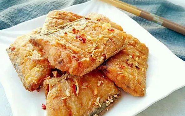  教你做|教你做蒜香椒盐带鱼，看着就很有食欲！