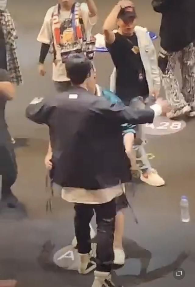  晋级|《新说唱》开录，吴亦凡粉丝药水哥晋级引争议，实力不如giao哥