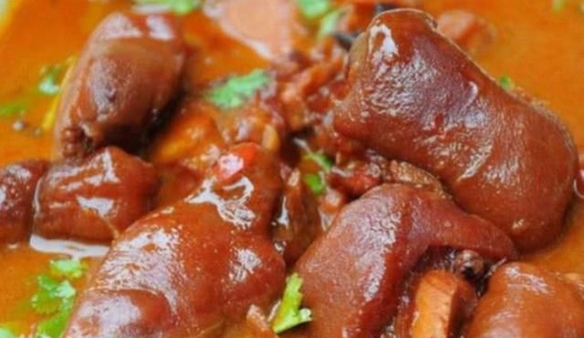  猪蹄|炖猪蹄时，不要直接下锅焯水，教你几个妙招，炖得更入味更软烂！