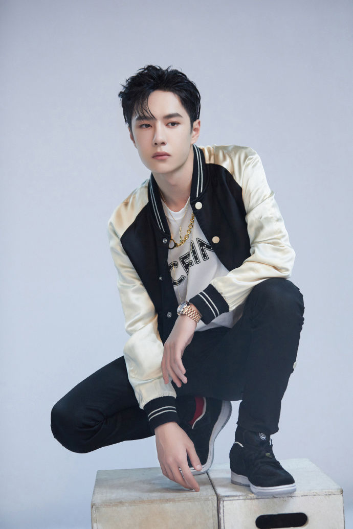  大片|200921 随意Pose即可成高质量大片 查收王一博侧拍花絮图开启美好一周