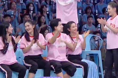  谢娜|赵丽颖参加《快本》录制，跟谢娜互动很少，角落里的动作暴露感情