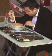 有人|搞笑GIF:只要带女朋友上街,肯定会有人来跟她拍照