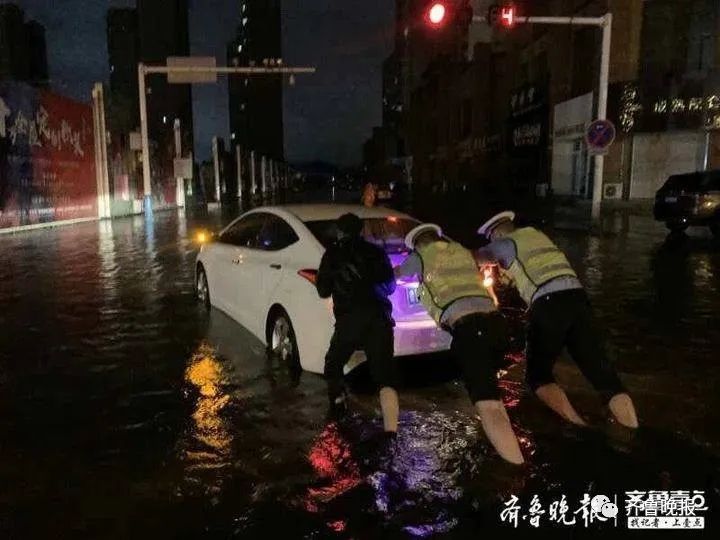 冲跑|地铁停运,海水浴场、崂山景区全线关闭!青岛这场暴雨,小区大门都被冲跑了